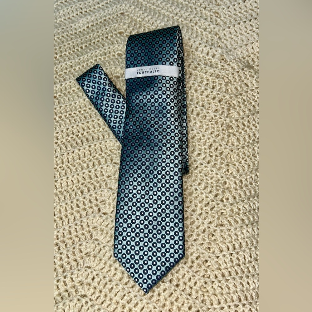 Perry Ellis Portfolio Berman Neat Aqua Neck Tie: NWT Retail: $55.00